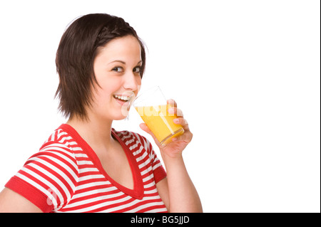 Isolato completo ritratto di una bella donna caucasica con un bicchiere di succo di arancia Foto Stock