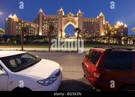Hotel Atlantis in serata, Dubai, Emirati Arabi Uniti Foto Stock