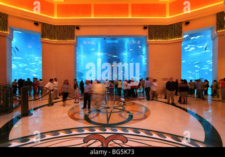 Gli ospiti dell'hotel di fronte alla Laguna Ambassador, Dubai, Emirati Arabi Uniti Foto Stock