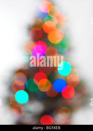 Al di fuori della messa a fuoco albero di Natale decorato su sfondo bianco Foto Stock