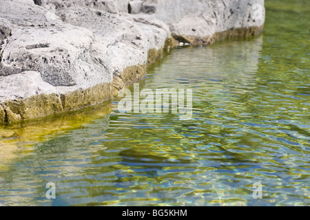 Un primo piano della costa rocciosa dove incontra le acque del Georgian Bay, nella penisola di Bruce, in Ontario. Foto Stock