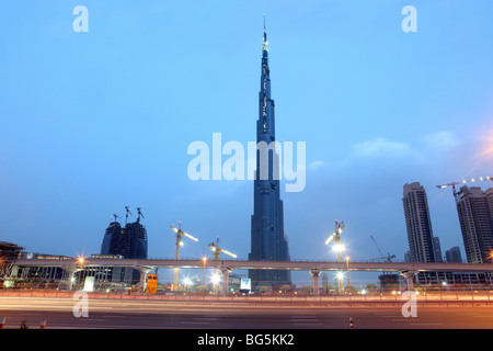Il Burj Dubai in costruzione in serata, Dubai, Emirati Arabi Uniti Foto Stock