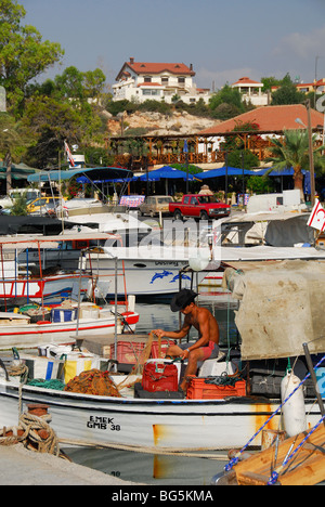 Cipro del Nord. Il villaggio di pescatori di Bogaz (Bogazi) a sud-ovest della penisola di Karpaz. Foto Stock