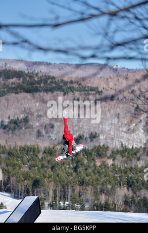 Snowboarder nel parco del terreno Foto Stock