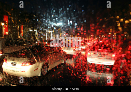 La scarsa visibilità sulla strada di notte, Dubai, Emirati Arabi Uniti Foto Stock