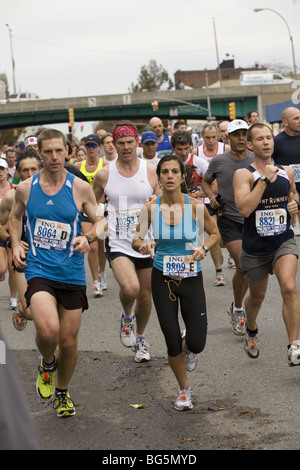 2009 New York City Marathon: Runner facciano la loro strada verso il basso 4th Ave a Brooklyn durante la prima manche di gara. Foto Stock