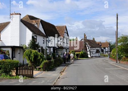 In bianco e nero in legno case lungo Church Street, Wyre Piddle, Worcestershire, Inghilterra, Regno Unito. Foto Stock