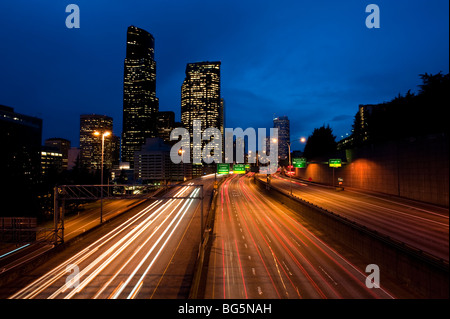 Preso dalla Yesler San cavalcavia durante la serata il pendolarismo ora lungo la Interstate Highway 5, a Seattle, Washington, Stati Uniti d'America. Foto Stock