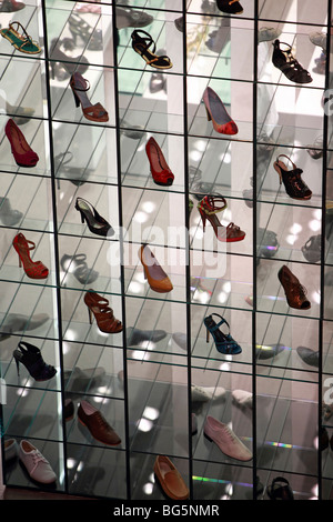 Scarpe in una finestra di visualizzazione, Dubai, Emirati Arabi Uniti Foto Stock