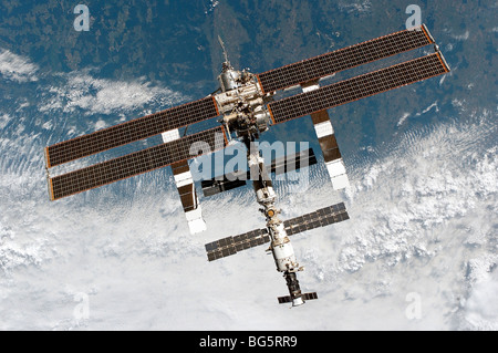 La Stazione Spaziale Internazionale momenti dopo l'orbiter sganciato dalla stazione. Foto Stock