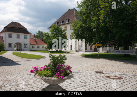 Rottenbuch Baviera Germania Europa. Piazza in ciottoli nella piccola città bavarese sulla Strada Romantica (Romantische Strasse) Foto Stock