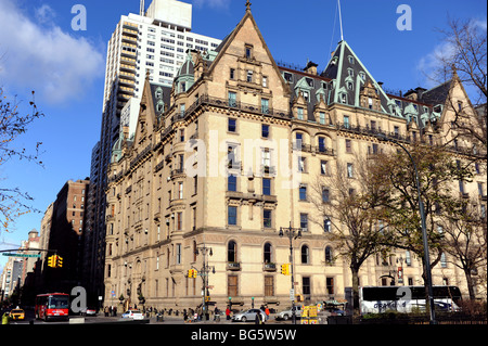 Dakota Building sul lato ovest di Central Park di New York dove ex Beatle John Lennon ha vissuto fino alla sua morte nel 1980 Foto Stock