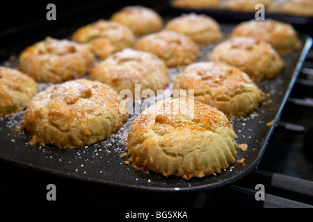 Pane appena sfornato fatto in casa torte di carne macinata su vassoi da forno fresco di forno in una cucina domestica Foto Stock