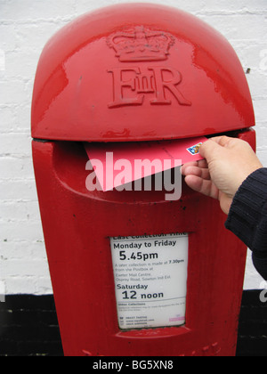 Lato inviare cartoline di Natale lettera in design moderno UK post box Foto Stock