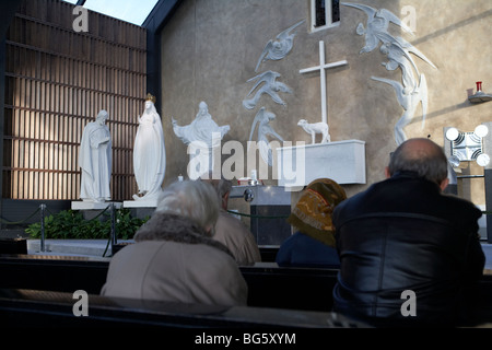 Pellegrini in preghiera nell'interno di knock santuario mariano della contea di Mayo Repubblica di Irlanda Foto Stock