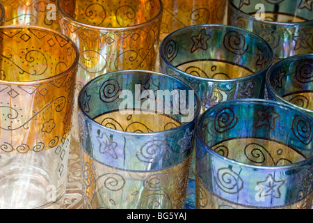 Souk Serrajine con dettaglio di bicchieri da tè tradizionale in vendita, Marrakech, Marocco Foto Stock