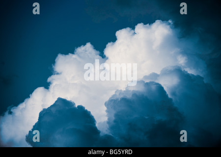 Dark fuga di nuvole nel cielo a significare una tempesta. Foto Stock