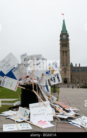 Segni di protesta avanzi di una dimostrazione sulla Collina del Parlamento dove ex dipendenti di Nortel ha chiesto protezione per i loro vantaggi. Foto Stock
