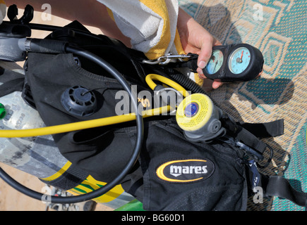 Attrezzatura subacquea, controllo prima di un tuffo Foto Stock