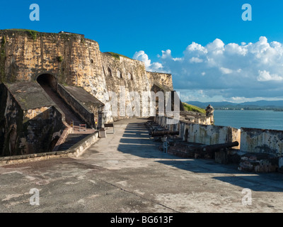 Vista interna del El Morro Fort con cannoni, Sito Storico Nazionale di San Juan, Puerto Rico Foto Stock