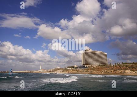 Israele, Tel Aviv-Yafo, Hilton hotel si affaccia sul mare Mediterraneo Foto Stock