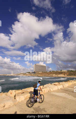 Israele, Tel Aviv-Yafo, Hilton hotel si affaccia sul mare Mediterraneo Foto Stock