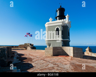 Basso Angolo di visione dell'El Morro faro, Old San Juan, Puerto Rico Foto Stock