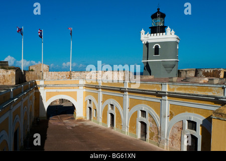 Angolo di Alta Vista di una fortezza interiore, El Morro Fort, San Juan, Puerto Rico Foto Stock