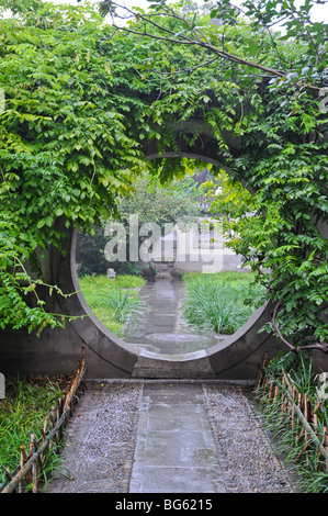 Un Cinese tradizionale cortile gate rotondo con vitigni Foto Stock