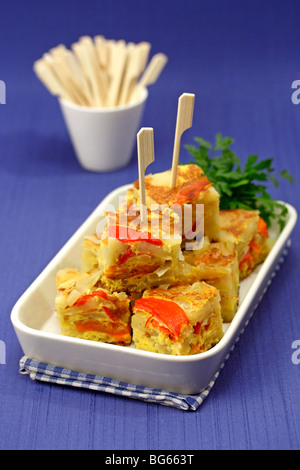 Patate, i peperoni e le cipolle Frittata. Ricetta disponibile. Foto Stock