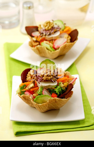 Insalata filo pasticceria cesti con formaggio. Ricetta disponibile. Foto Stock