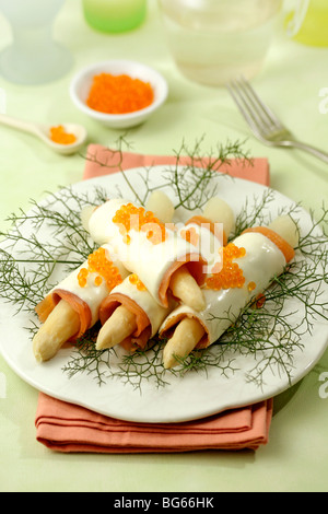 Rolls salmone con asparagi e formaggio. Ricetta disponibile. Foto Stock