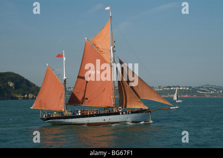 La storica trawler vigilanza vela al di fuori del porto di Brixham Foto Stock