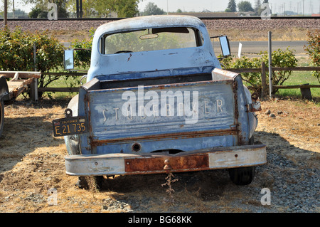 Un vecchio pickup Studebaker nell'angolo di un lotto di parcheggio nella valle centrale, CALIFORNIA, STATI UNITI D'AMERICA Foto Stock