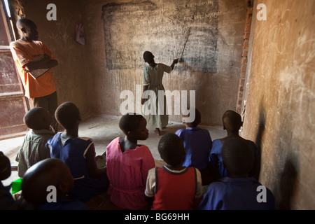 I bambini della scuola elementare di imparare in un aula in Amuria, Est Uganda. Foto Stock