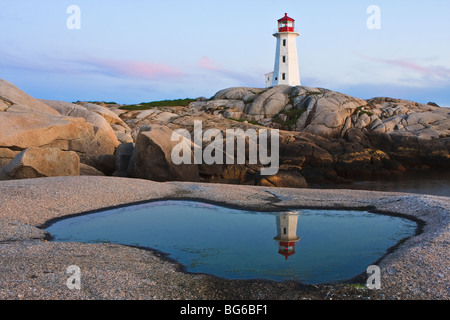 La riflessione del faro di Peggy's Cove, Nova Scotia, Canada Foto Stock
