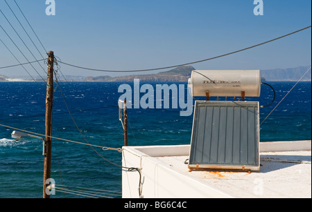 Alimentato con energia solare sistema di riscaldamento dell'acqua con pannello solare e serbatoio sul tetto di una casa in Grecia Foto Stock