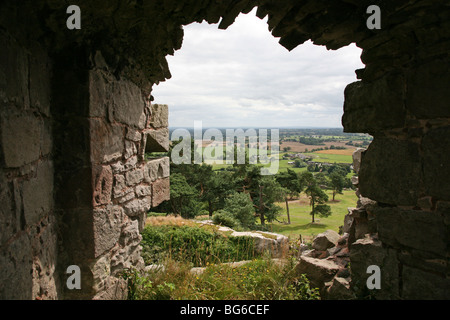 Una vista sulla pianura di Cheshire da Beeston Castle, Cheshire, Inghilterra, Regno Unito Foto Stock