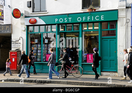 Post Office con la gente camminare passato Stoke Newington Church Street a Londra England Regno Unito Foto Stock