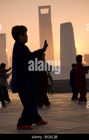 Ginnastica mattutina nel Parco di Huangpu, Shanghai, Cina Foto Stock