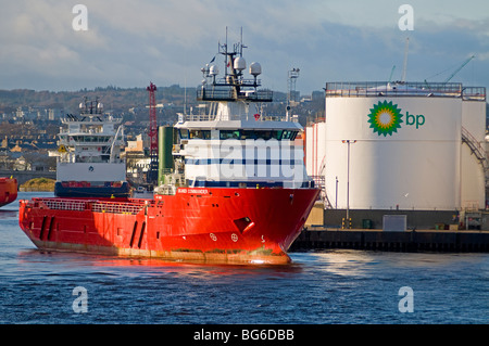 Il supporto dell'olio nave comandante Skandi lasciando Aberdeen Harbour per il Mare del Nord SCO 5605 Foto Stock