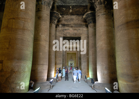 Colonne e rilievi nell'Hypostyle presso il Tempio di Edfu di Horus, Egitto Foto Stock