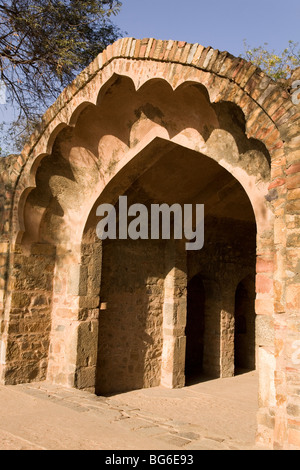 La forma arcuata era Mughal cancello di ingresso alla Qutb Minar complesso in Delhi, India. Foto Stock