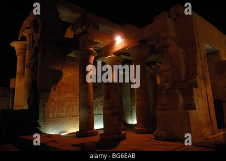 Tempio di Kom Ombo a notte in Egitto Foto Stock