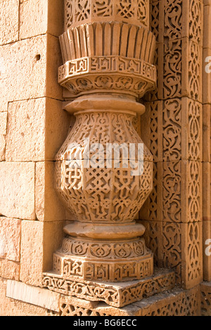 Un dettaglio architettonico entro il Qutb Minar complesso in Delhi, India. Foto Stock