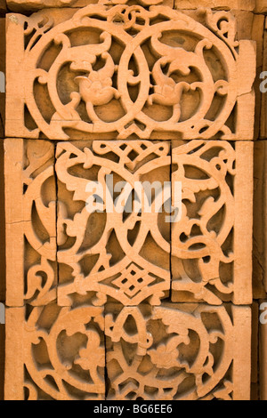 Un dettaglio ornati da iscrizioni e incisioni su Iltutmish's schermo al Qutb Minar complesso in Delhi, India. Foto Stock