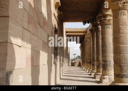 Colonnato orientale del tempio di Philae isola sul fiume Nilo in Egitto. Foto Stock