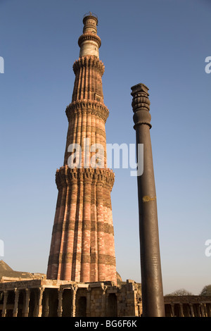 Il Qutb Minar e la colonna di ferro di Delhi, India. Foto Stock