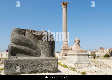 La colonna di Pompeo e la statua in Alessandria Serapeo Foto Stock