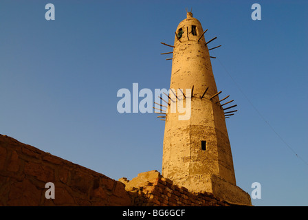Minareto della Nasr el-Din moschea nella città di Al Qasr in Dakhla Oasis, a ovest di Egitto Foto Stock